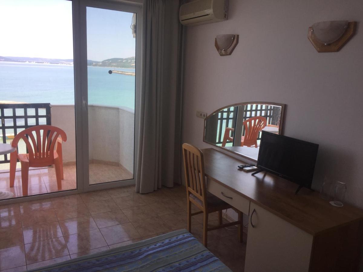 Hotel Oasis - Beach Access Balchik Exterior photo