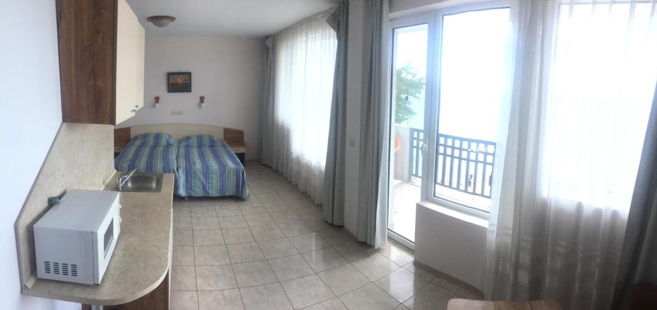 Hotel Oasis - Beach Access Balchik Exterior photo