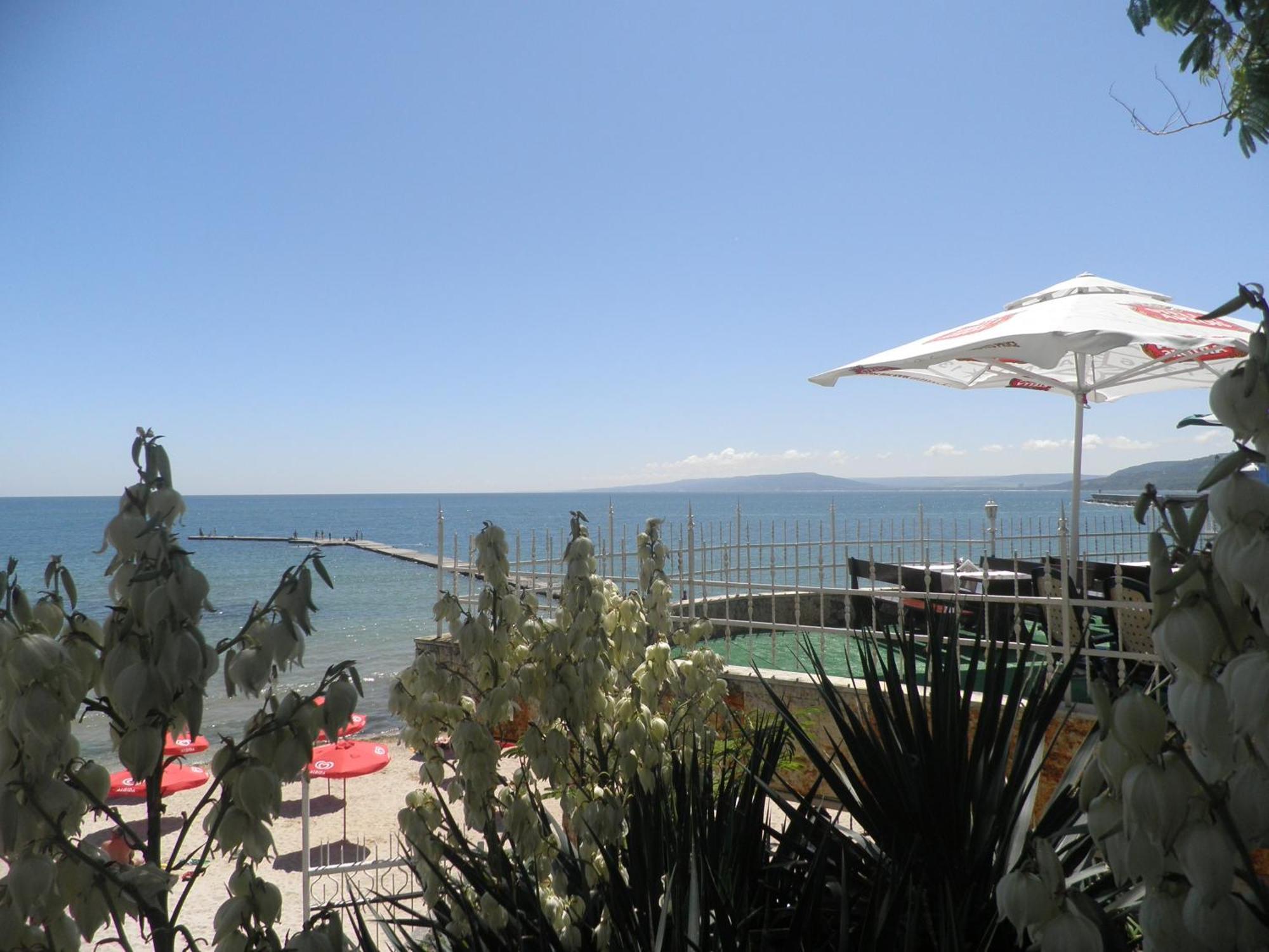 Hotel Oasis - Beach Access Balchik Exterior photo