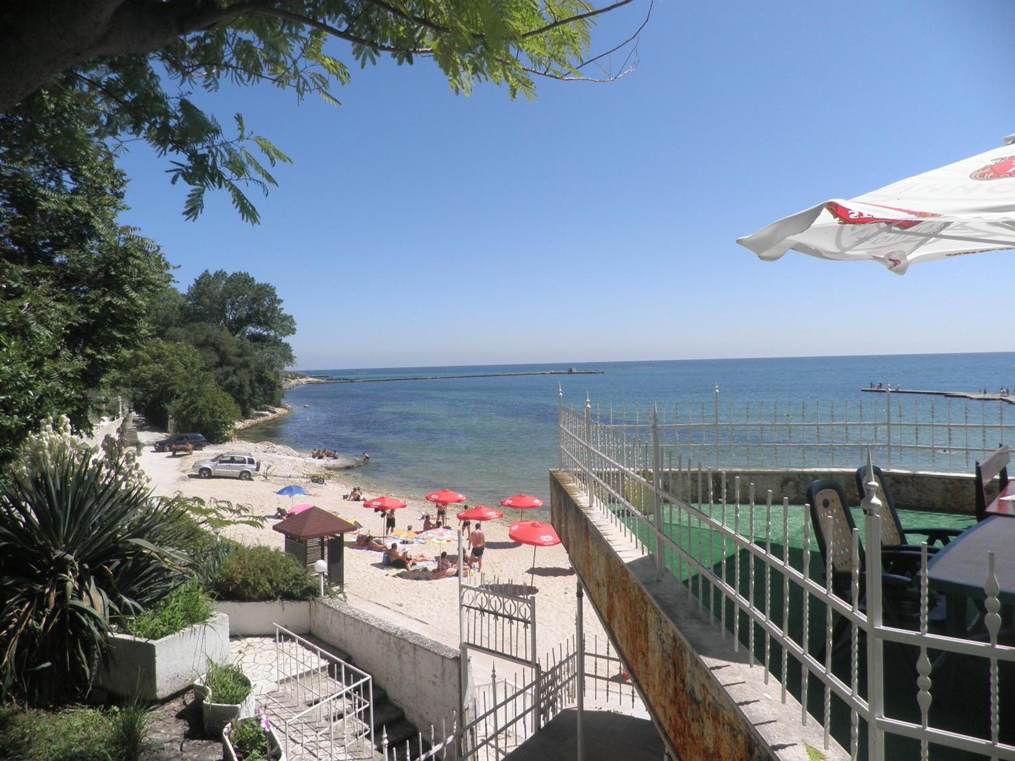 Hotel Oasis - Beach Access Balchik Exterior photo