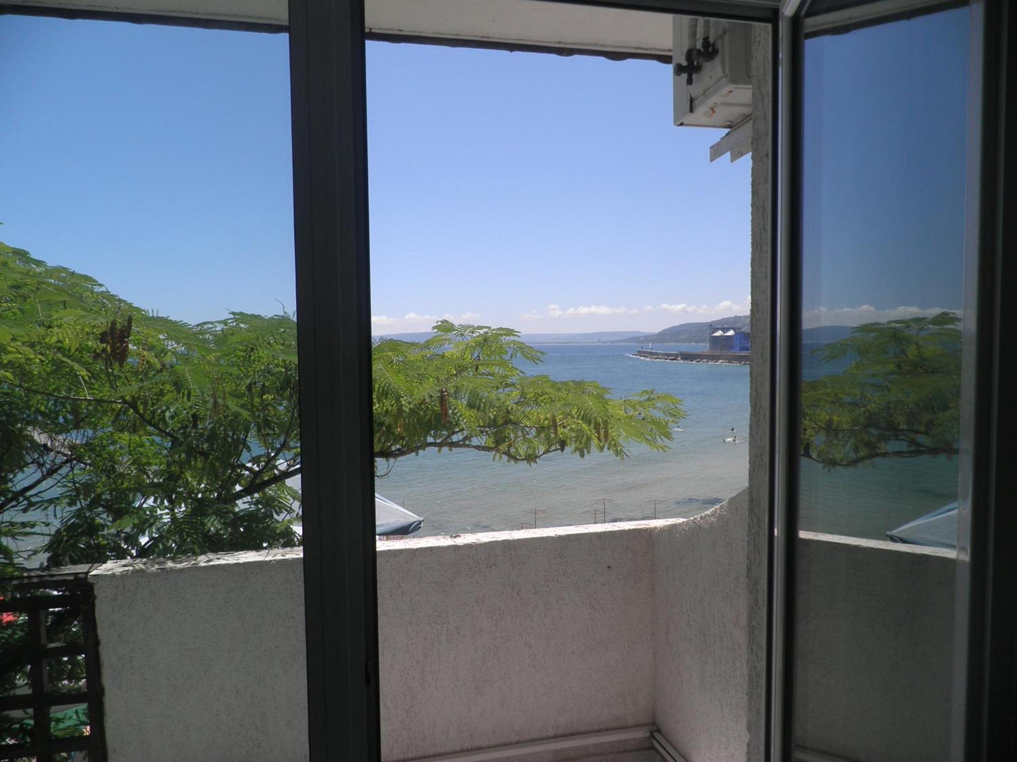 Hotel Oasis - Beach Access Balchik Exterior photo