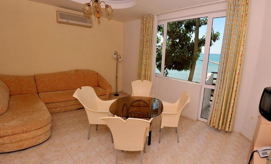 Hotel Oasis - Beach Access Balchik Exterior photo