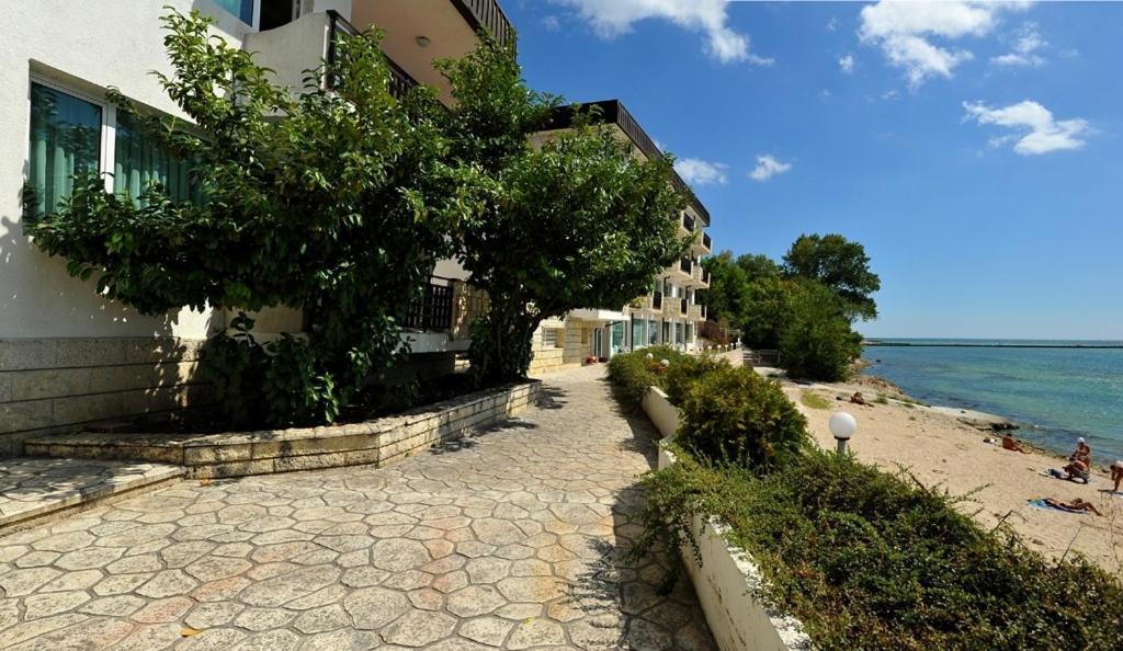 Hotel Oasis - Beach Access Balchik Exterior photo