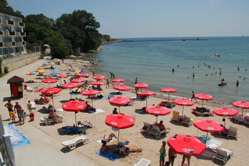 Hotel Oasis - Beach Access Balchik Exterior photo